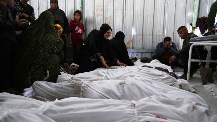 Izraelis nužudė beveik 80 palestiniečių per atakas Gazoje, bombardavo JT kliniką