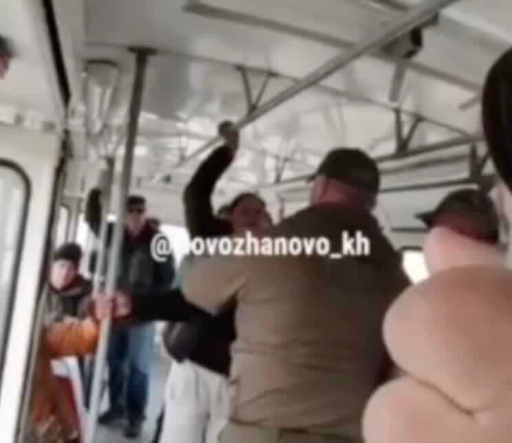 Moteris viešajame transporte gynė savo vyrą nuo ukrainiečių surinkėjų