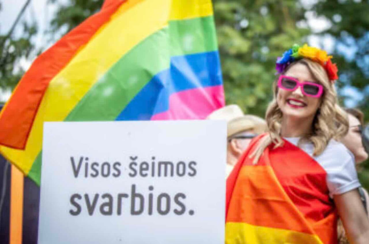 Istorinė pergalė Lietuvoje – Konstitucinis Teismas pripažino LGBTIQ+ asmenų teisę į partnerystę