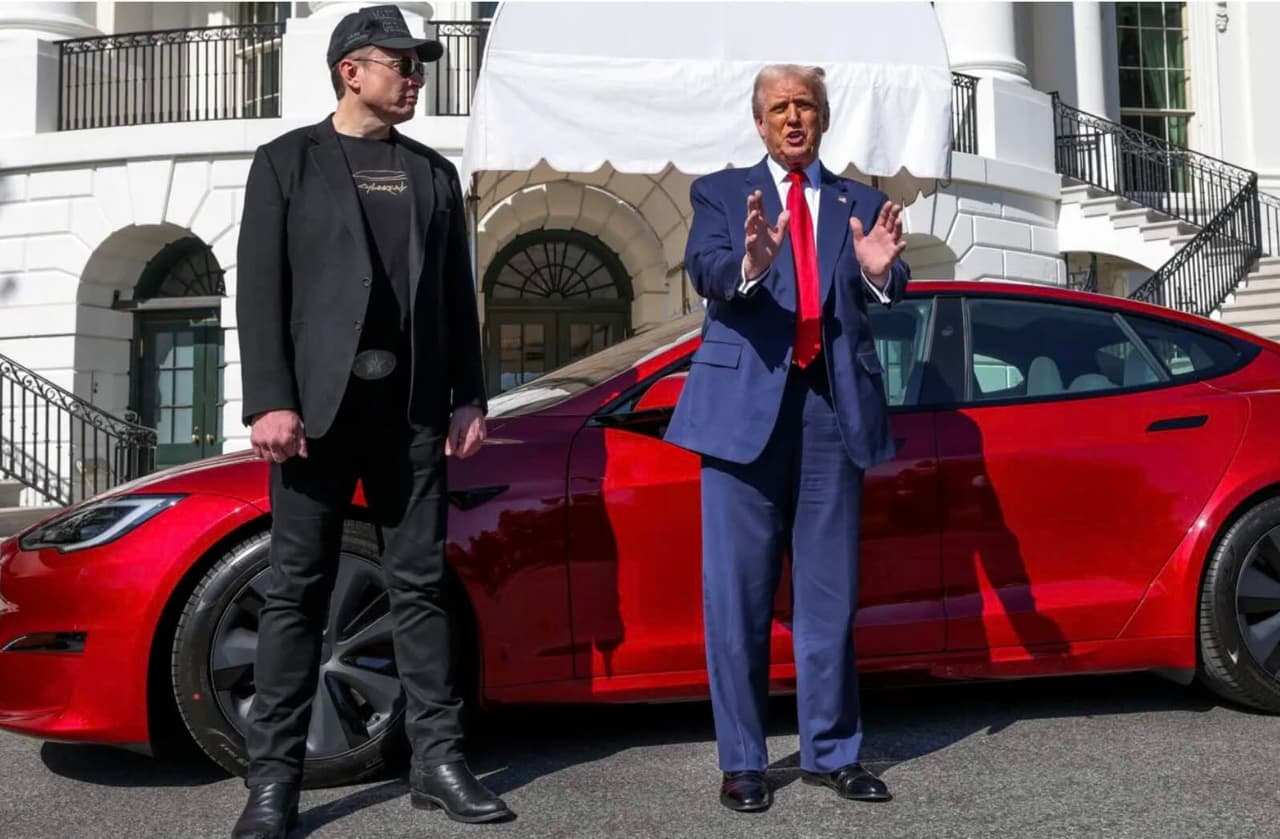 Musk traukiasi iš Trump komandos po „Tesla“ pelno griūties