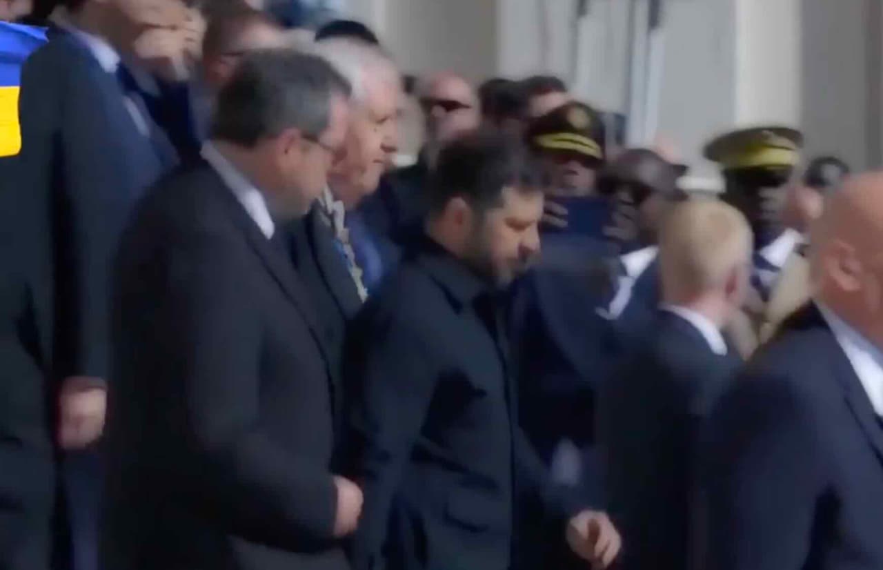 Trump sėdėjo ne pagal abėcėlę, o Zelenskiui aidėjo plojimai