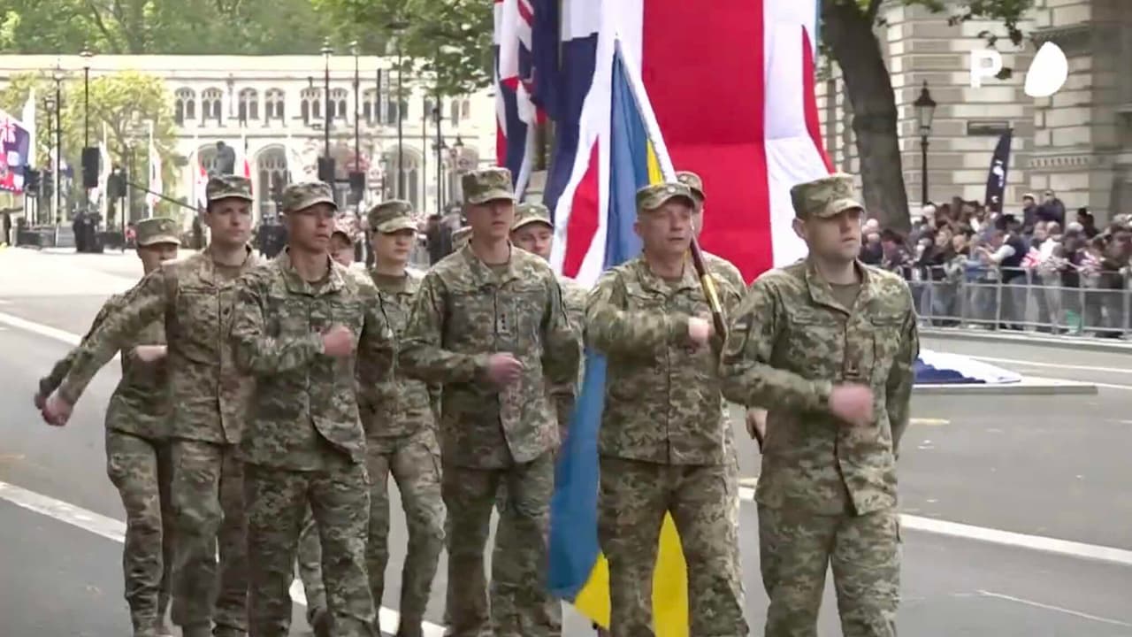 Pergalės parade Londone, žygiavo ir Ukrainos kariai