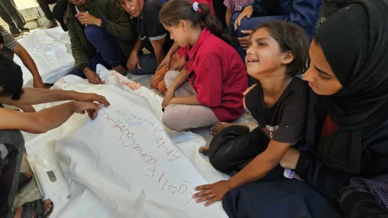 Izraelio smūgiai Gazos Ruože: per parą žuvo 120 palestiniečių, dauguma – prie pagalbos punktų