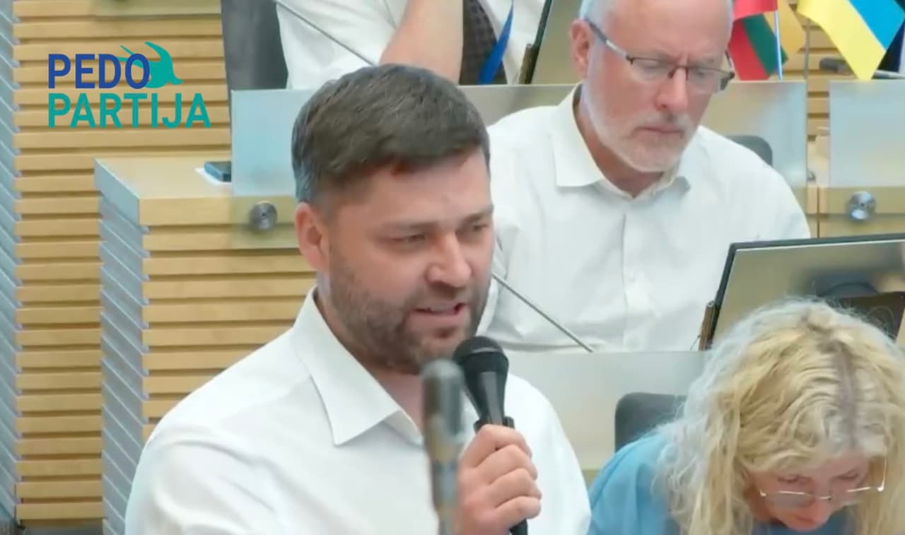Seimo salėje Vėgėlė prilygintas pasaulinio lygio politikams – Orbanui su Fico