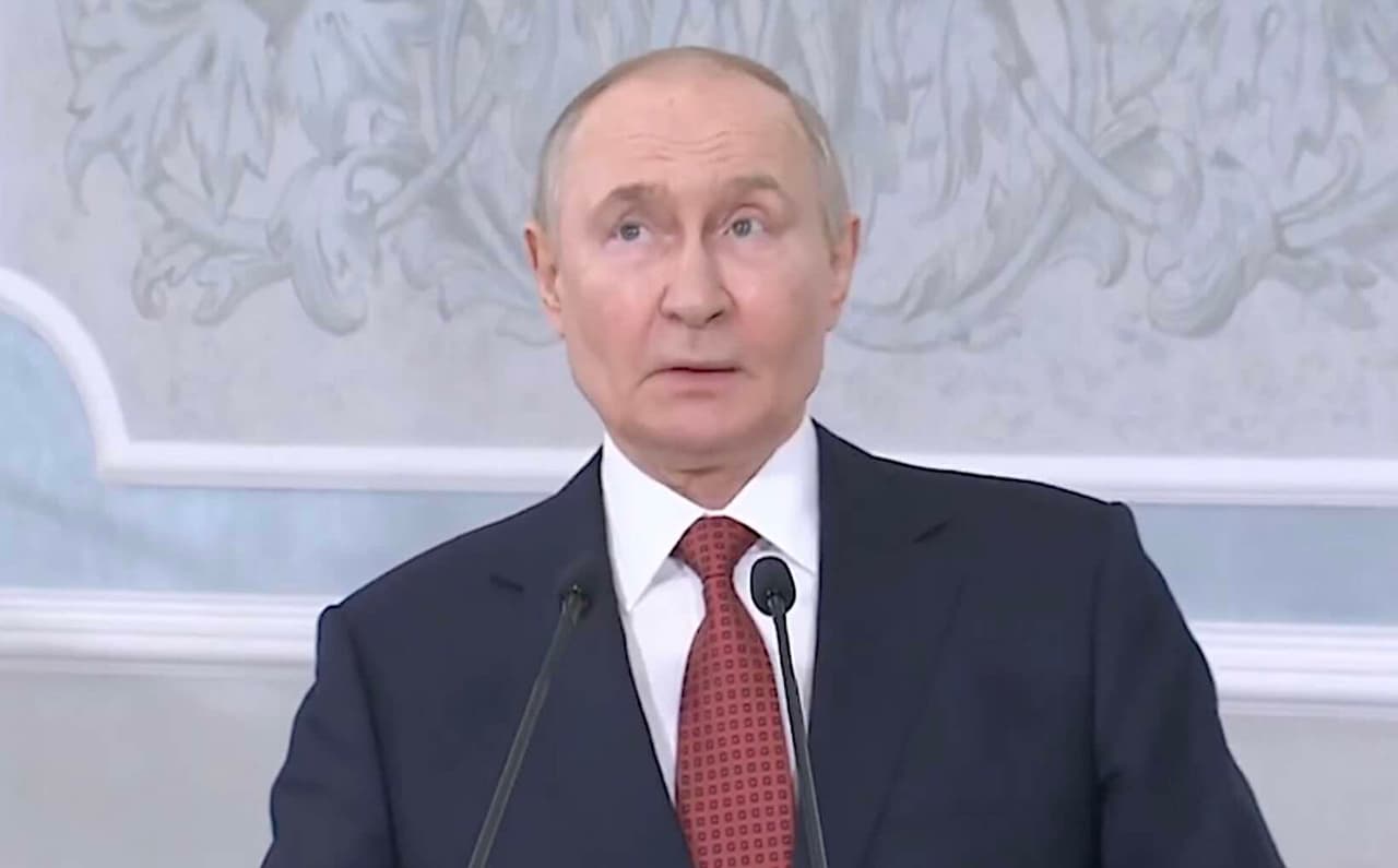 Suglumęs Putinas, sunkiai rinkdamas žodžius pripažino – Vakarai laidoja Rusiją