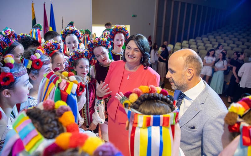 Prezidentūra pranešė, kad pirmoji valstybės ponia Diana Nausėdienė pasveikino Ukrainos vaikų ir jaunimo folkloro meno kolektyvus, surengusius pasirodymą Ukrainos centre Vilniuje.
