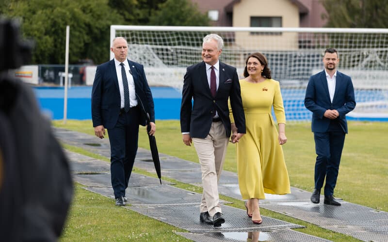 Nausėda atkreipė XII pasaulio lietuvių sporto žaidynių dalyvių dėmesį pasidabinęs šviesiomis kelnėmis