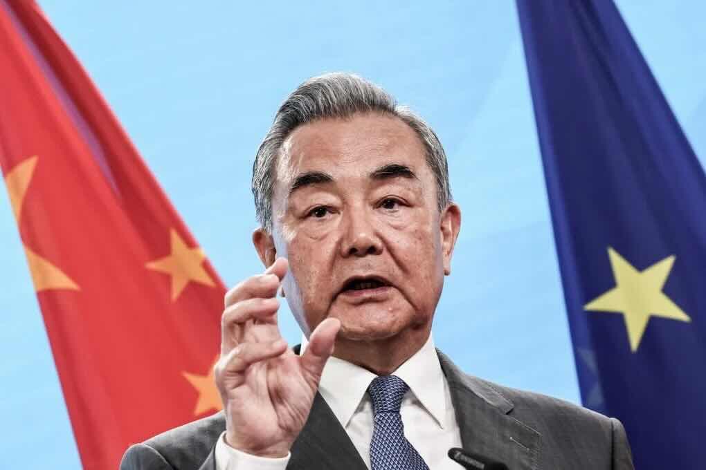 Wang Yi paaiškino, kodėl Kinija negali leisti Rusijos pralaimėjimo