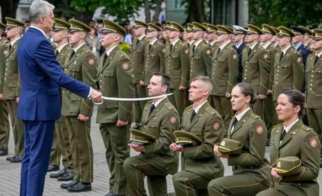 Nausėda kardu lies pečius LKA absolventams