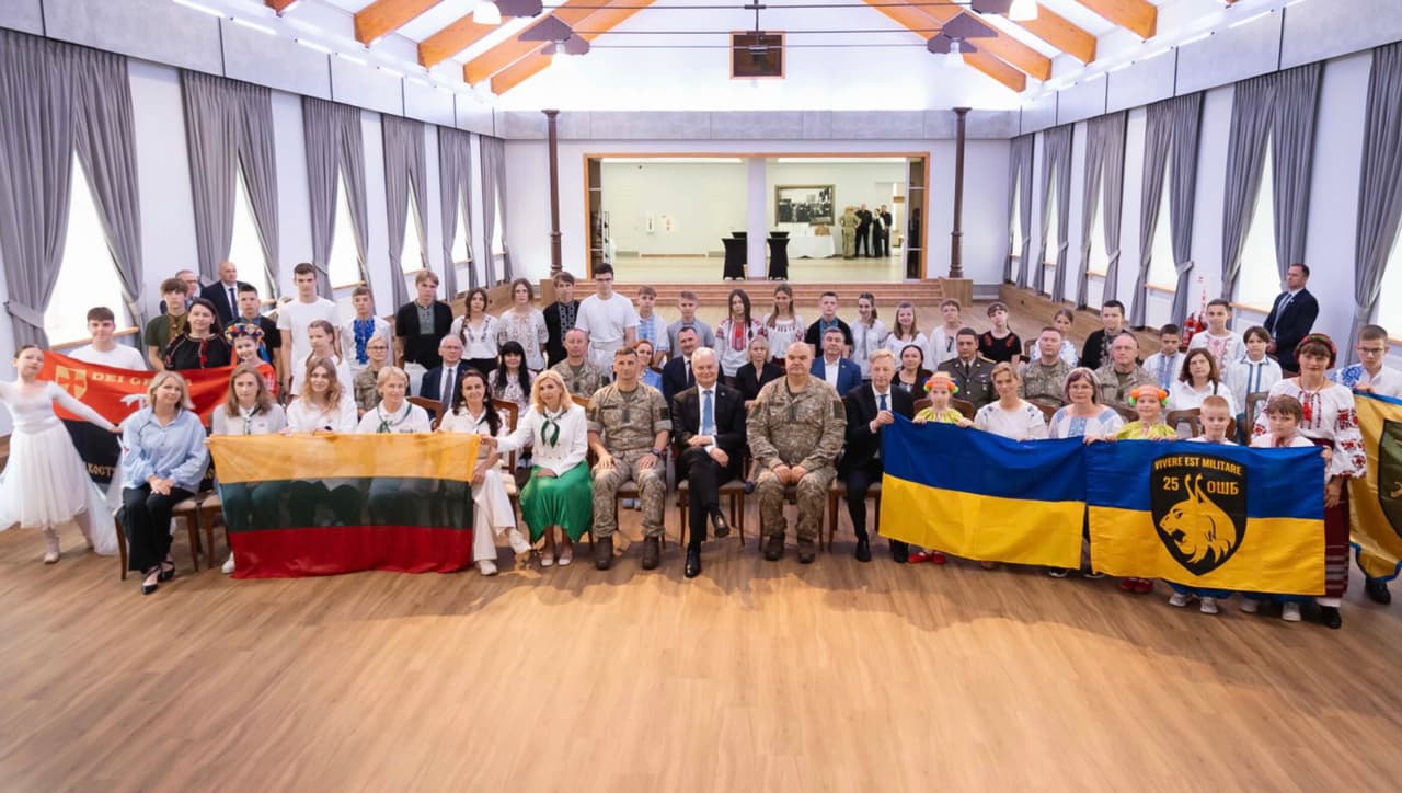 Nausėda atidarė Ukrainos gynėjų vaikų vasaros stovyklą ir priminė, kad Ukraina kovoja už Europos saugumą