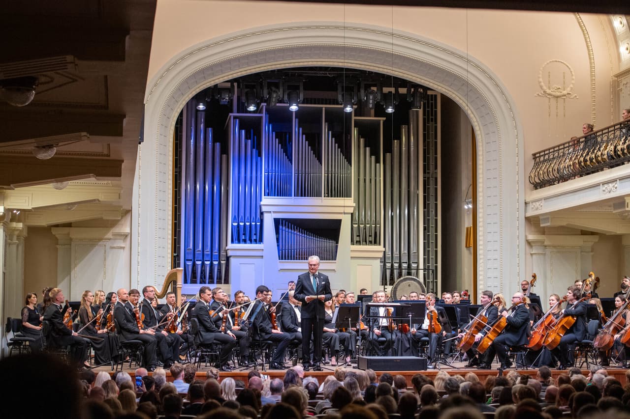Nausėda nuo filharmonijos scenos, rėžė ugningą kalbą Ukrainos nepriklausomybės dienos išvakarėse