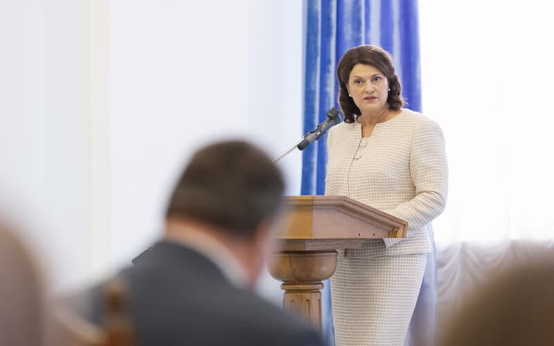Nausėdienė perspėjo, kad mokyklos totalitarinėse šalyse tampa propagandos įrankiais