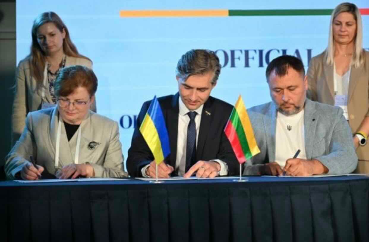 Nausėdos Budrys priminė, kad Lietuva visada pasirengusi dalintis savo patirtimi su Ukraina
