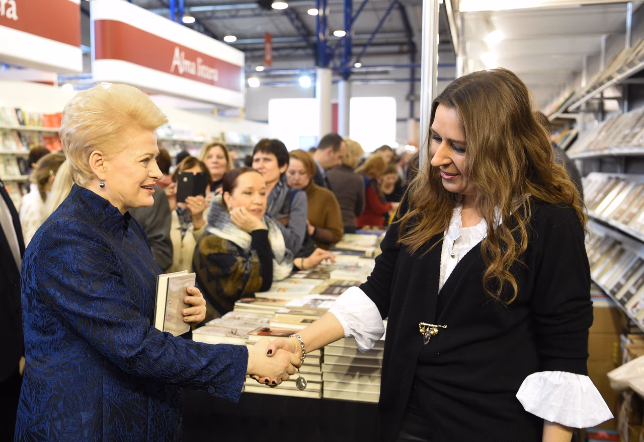 **Rašytoja K. Sabaliauskaitė (dešinėje).**