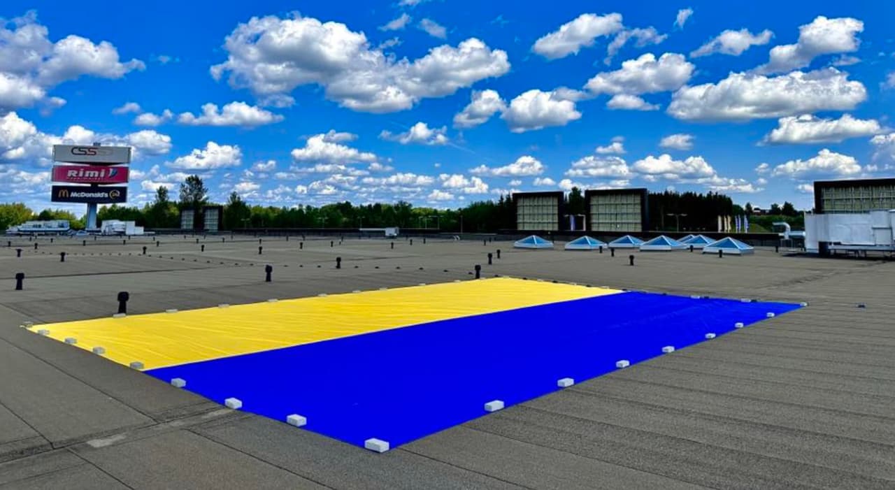 Sukilę kultūrininkai privertė sugrąžinti Ukrainos vėliavą į LR Kultūros ministeriją