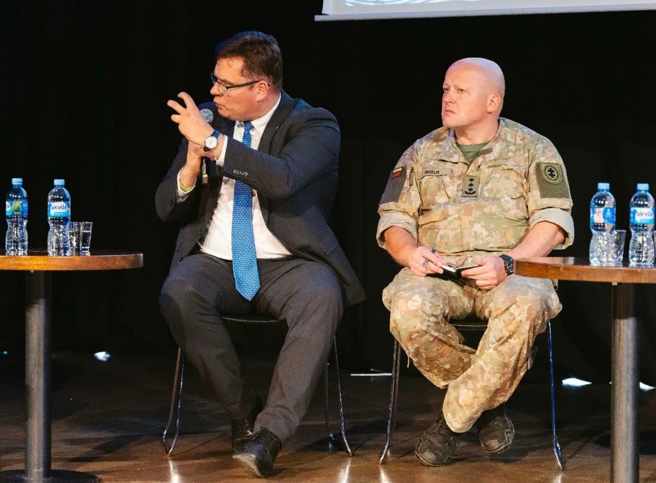 Dabartinis Landsbergių lyderis Laurynas Kasčiūnas (kairėje).