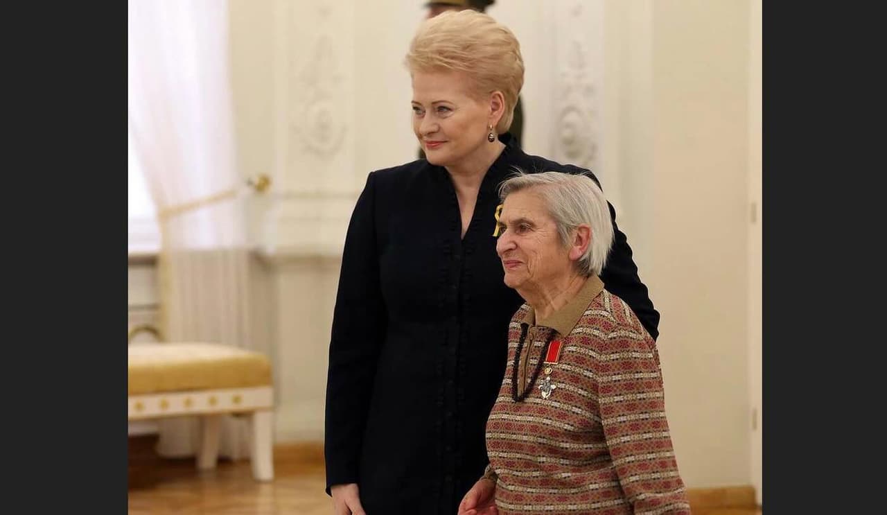 Aktyvi Holokausto atminties įamžinimo puoselėtoja Fania Brancovskaja (dešinėje).