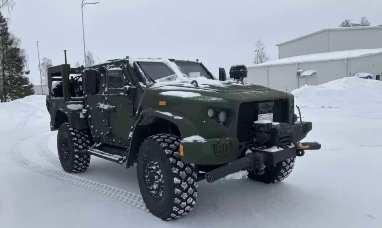 Rusija žagsi: Lietuva tapo didžiausia pasaulyje modernių šarvuotųjų visureigių JLTV naudotoja