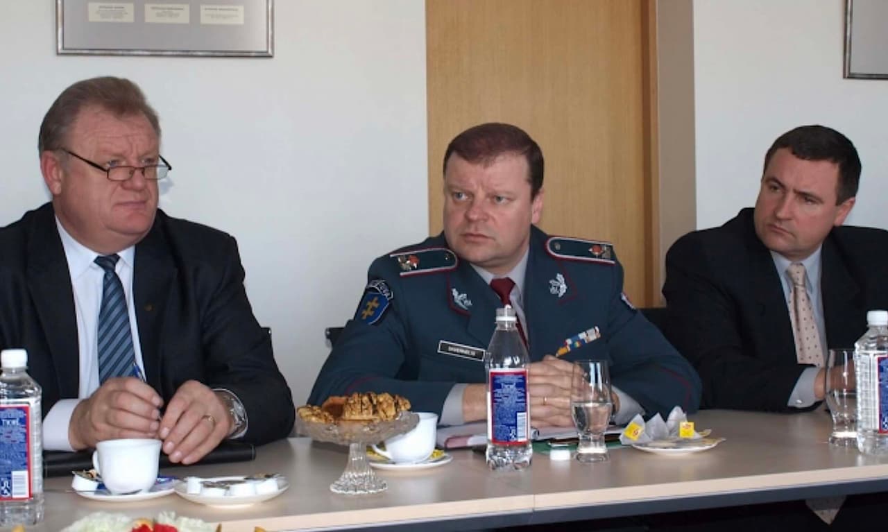 Saulius Skvernelis (viduryje), kuomet buvo Policijos generalinio komisaro pareigose.