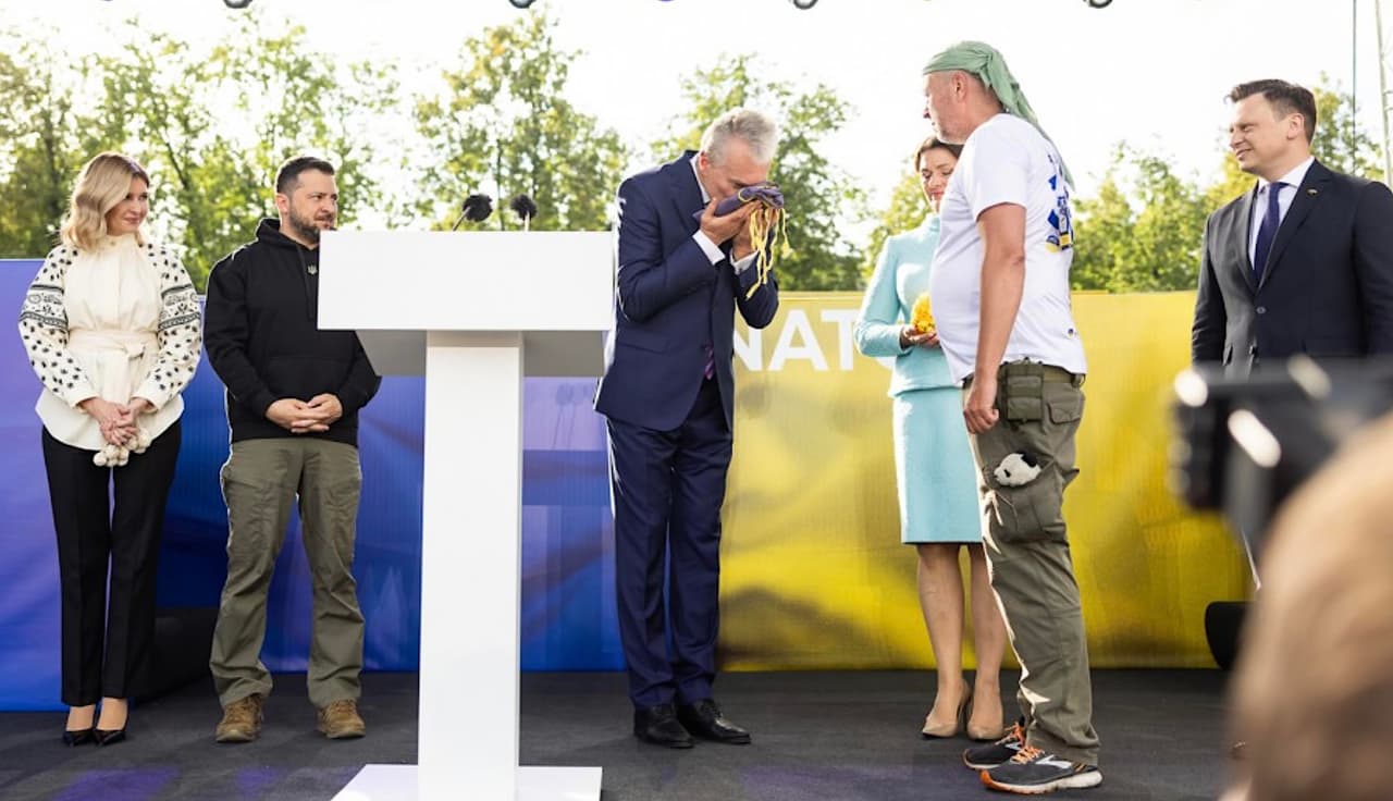 **Istorinis 2023 metų bučinys, kai Gerovės valstybės kūrėjas Gitanas Nausėda Vilniaus centre bučiavo Ukrainos vėliavą, taip, kaip pats vėliau informavo, pabučiuodamas Ukrainos karių kraują.**