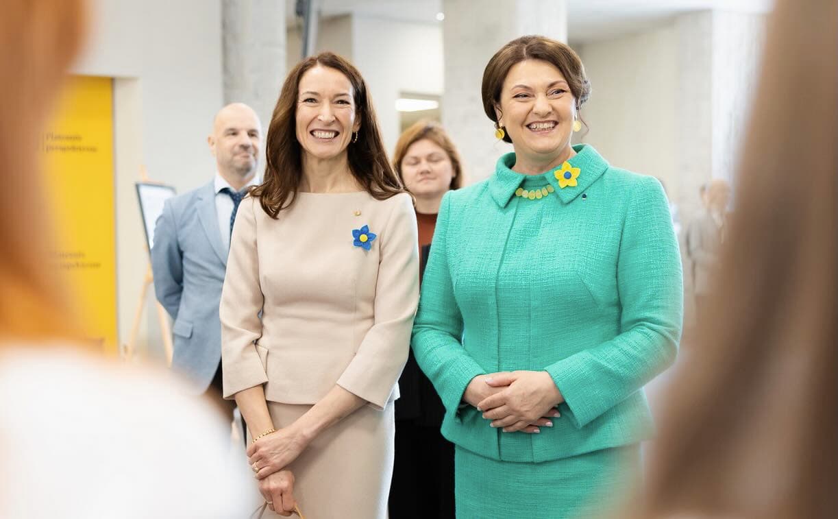 Prezidentūra skelbia, kad pirmoji valstybės ponia Diana Nausėdienė su Suomijos pirmąja ponia Suzanne Elizabeth Innes‑Stubb apsilankė Ukrainos centre Vilniuje ir dalyvavo diskusijoje apie asmens ir visuomenės atsparumą.