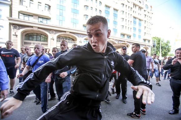 Šis kriminalinės išvaizdos asmuo sumušė žurnalistę Olgą Snisarčuk. Nuotr. Vlado Sodelio