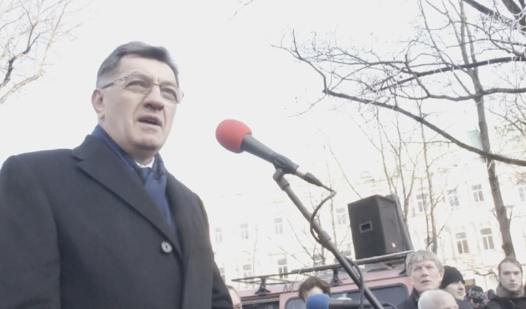 Premjeras A. Butkevičius vasario mėnesį vykusiame mitinge žadėjo, kad prieš žmonių valią nebus daroma niekas. Nuotr. stop kadras iš youtube.com