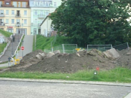 Šioje ir kitose nuotraukose užfiksuoti darbai vyksta pačiame Vilniaus centre, turistų gausiai lankomoje vietoje (adresas Maironio g. 27). Vilnietis Petras tai vertina kaip organizuotą vandalizmą.