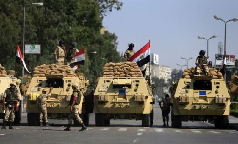 Egipto kariuomenė skelbia leisianti taikius protestus