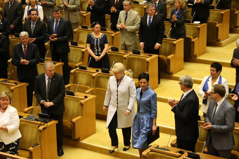 Seimo salėje prezidentę Dalią Grybauskaitę su jos naujais apdarais beveik visi esantys palydėjo plojimais ir ovacijomis. Nuotr. Eltos