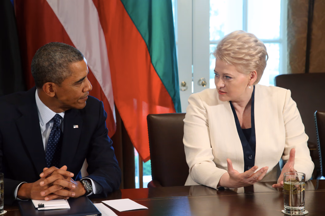 JAV prezidentas Barakas Obama įdėmiai klausosi 2013 m. politikos „Oskaro“ laimėtojos, Lietuvos prezidentės Dalios Grybauskaitės, neseniai įvykusio susitikimo metu Vašingtone. Nuotr. prezidentas.lt