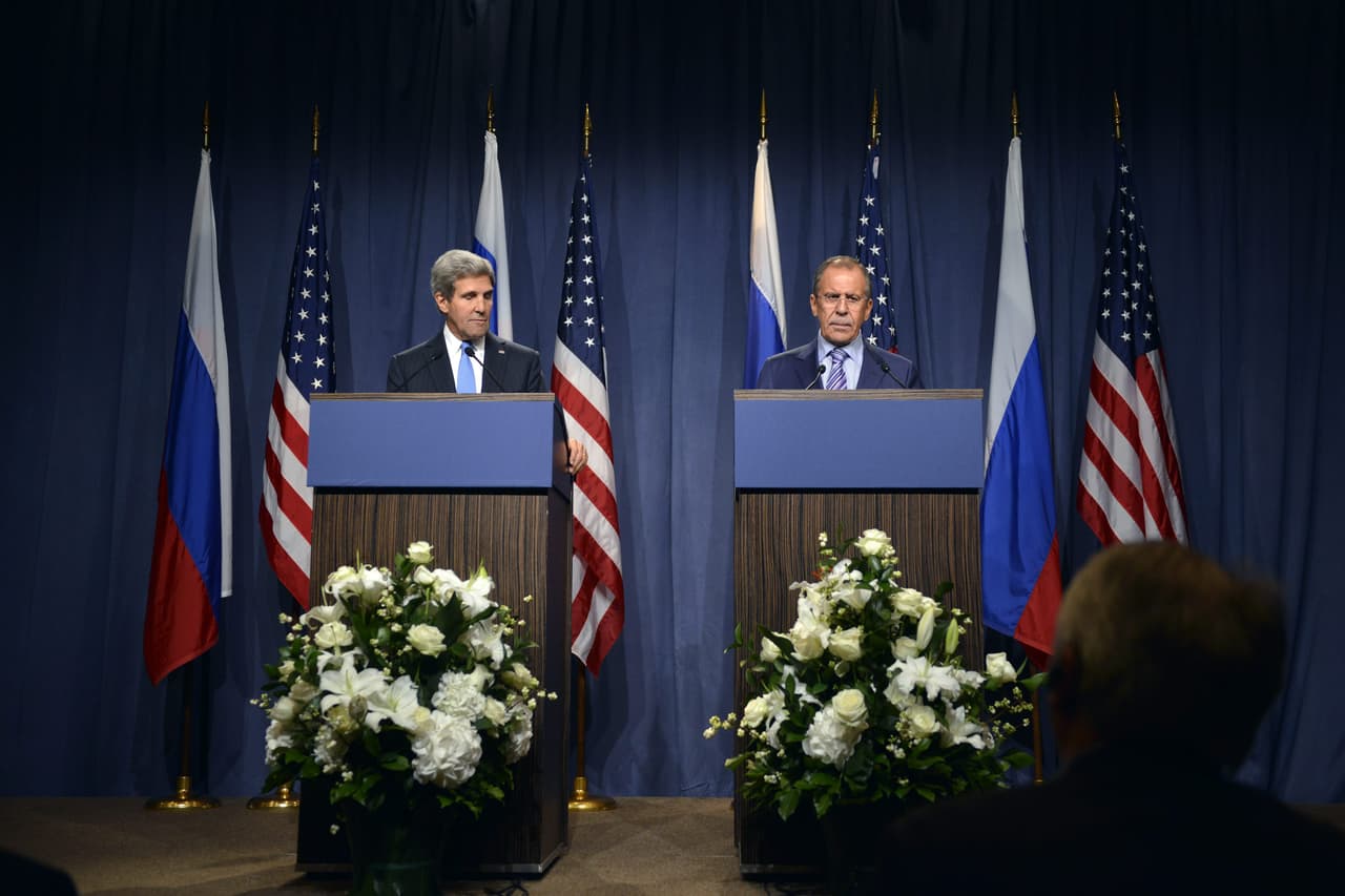 JAV valstybės sekretorius Johnas Kerry ir Rusijos užsienio reikalų ministras Sergejus Lavrovas. EPA-Eltos archyvo nuotr.