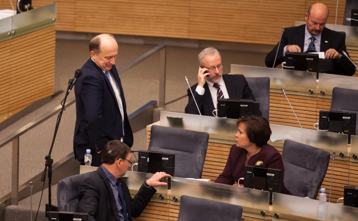 Prezidentinės konservatorių partijos frakcijos Seime seniūno pirmasis pavaduotojas J. Razma (centre, kalba telefonu) socialdemokratams negaili riebių žodžių. Nuotr. E.eu