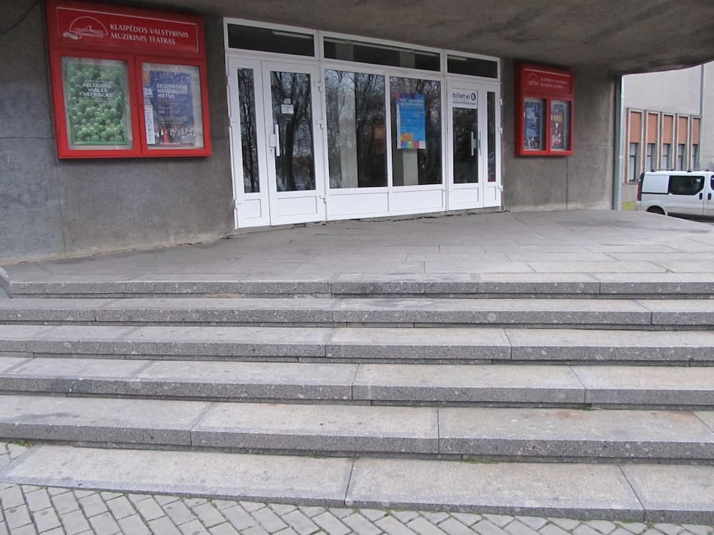 Žmonėms su negalia skirtas renginys vyko Žvejų rūmuose, tačiau vežimėliu į juos neįmanoma patekti