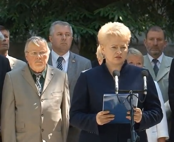 Prezidentės dėmesys minint represijų aukų ir Baltijos kelio dieną (vaizdo įrašas)