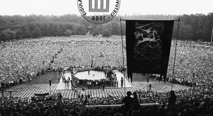 Sąjudžio laikais šimtatūkstantinių mitingų metu tuometinė milicija buvo mažai pastebima ir iš tikrųjų rūpinosi piliečių saugumu. Nūdienos Lietuvos laikais tautinė policija įvairių piliečių susibūrimų metu dažnai atrodo daug pastebimesnė, negu tų renginių