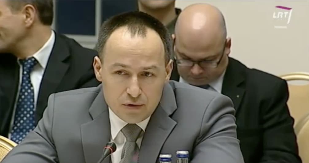 Tik labai primityviems piliečiams gali kilti įtarimas, kad V. Laučius iš prezidentūros paskelbė pasiūlymą panaikinti Konstitucijos nuostatą, kuri skelbia: „Svarbiausi Valstybės bei Tautos gyvenimo klausimai sprendžiami referendumu”.