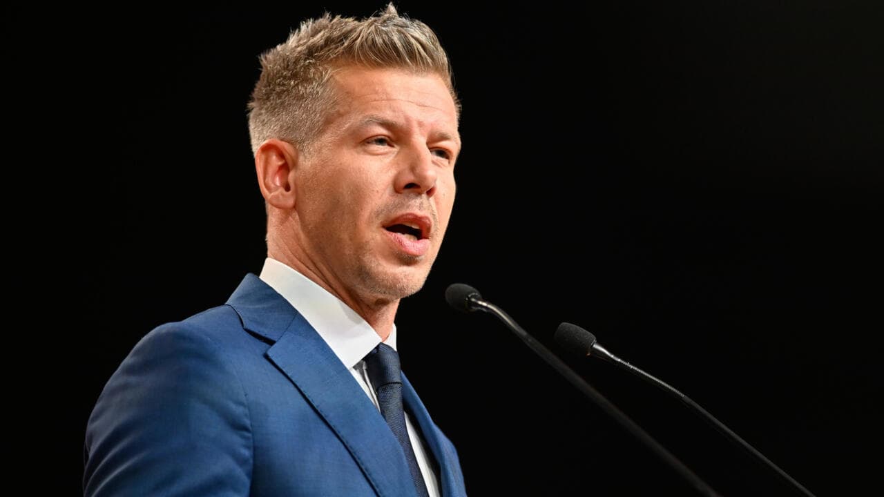 Vengrijos premjeras Peteris Magyaras grasina konstitucijos pataisomis, jei prezidentas Sulyok nepasitrauks