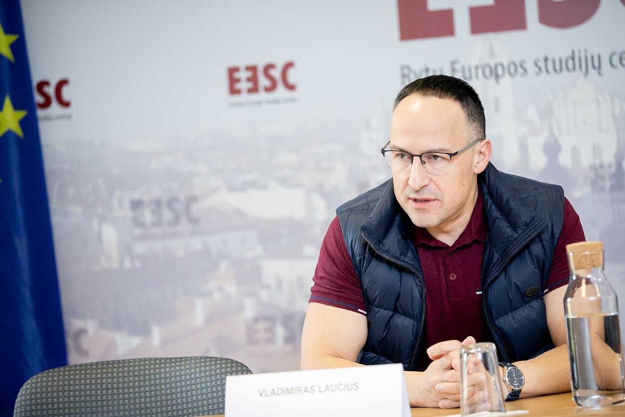 Išgėręs prie vairo įkliuvo avariją sukėlęs ir pasišalinęs politikos mokslininkas Laučius