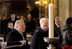 Vargu ar prieš keliolika metų būtų kas patikėjęs, kad buvęs Sąjūdžio lyderis V. Landsbergis taps savo paties parodija: visomis išgalėmis rems po Kovo 11-osios Nepriklausomybės paskelbimo priešo stovykloje dirbusią komunistę, dabartinę prezidentę Dalią Grybauskaitę ir taps itin aršiu pilietinės visuomenės priešininku.