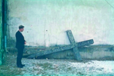 Kunigas Juozas Zdebskis prie nuversto ir sudeginto kryžiaus apie 1982-1983 metus. Po ypač intensyvaus KGB persekiojimo ir dokumentais paliudyto pasikėsinimo 1980-iais, žuvo per daug įtarimų keliančią automobilio avariją 1986 metų vasario 5 dieną.