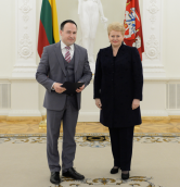 Šių metų sausį Prezidentė įteikė Atminimo ženklus žiniasklaidos atstovams, prisidėjusiems prie Lietuvos pirmininkavimo ES Tarybai. Nuotraukoje – žinomas propagandistas, tinklalapio „lrt.lt“ vadovas V. Laučius ir šalies vadovė D. Grybauskaitė (Nuotr. R. Dačkaus)