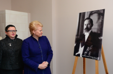 Prezidentė D. Grybauskaitė pirmojo Lietuvos Prezidento dvaro rūmuose. Nuotr. prezidentas.lt 