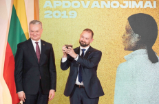 Apdovanojimų akimirka. Nuotr. prezidentas.lt