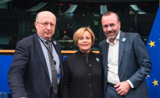 R. Juknevičienė (viduryje). Nuotr. facebook.com