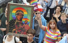 Lenkijos LGBT bendruomenė nevengia paniekinti daugeliui lenkų šventų paveikslų. apnews.com nuotr.