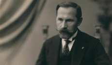 Tarpukario Lietuvos diktatorius Antanas Smetona, lemiamu valstybei momentu 1940 m. pasprukęs per upelį tolyn nuo savo tėviškės.