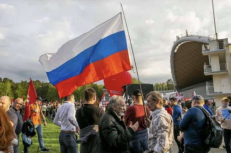 Nepriklausomo Žmonių partijos portalo bei valstybinio transliuotojo žurnalistai užfiksavo, kas iš tiesų dirigavo renginiui Vingio parke gegužės 15 d.